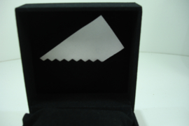 *[ 9298 ] Armband/Horloge doosje, 10 x 10 cm. Geheel van Zwart Fluweel.