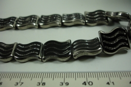 [ 6516 ] Glaskraal 16 x 14 mm. Vlag Zwart met Zilveren randjes, 20 stuks