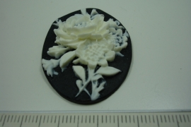 [ 5938 ] Cabochon 39 x 29 mm. Zwart met Creme bloem, per stuk