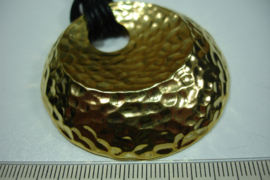 +[ 6990 ] Goud kleur ronde hanger 5 cm. aan 3 koorden zwart leer