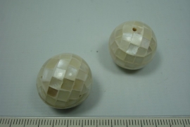 [0637 ] Mother of Pearl schelp, Geblokte kraal 20 mm. per stuk