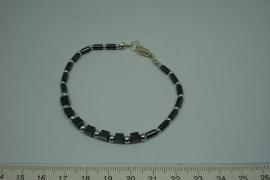 [5588 ] Armband nr. 2,  19 cm. Hematiet met verzilverde kraaltjes en slotje