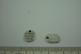 [ 1281 ] Label met tekst " made with love" 11 x 8 mm. Zilverkleur, per stuk