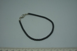 [5587 ] Armband nr. 1,   19 cm. Hematiet met slotje
