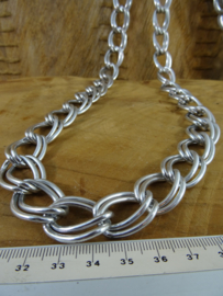 +[ 5978 ] Aluminium Dubbele ring Ketting 24x16 mm. Zilverkleur, per meter
