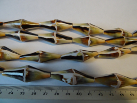 *[ 10037 ] Bamboe Schelp 2 delig,  40 x 15 mm. per streng 15 stuks