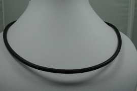 [ 8032 ] Zwart Kunst leer 4 mm. Ketting met slot