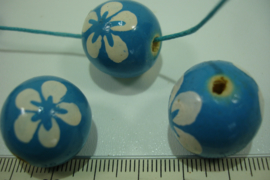 +[ 8702 ] Houten kraal 20 mm. Blauw gekleurd met witte bloem, per streng