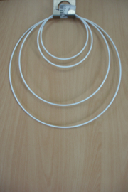 +[ 8677 ] Ring 25 cm. metaal met wit omhulsel, per stuk