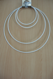 [ 8673 ] Ring 10 cm. metaal met wit omhulsel , per stuk