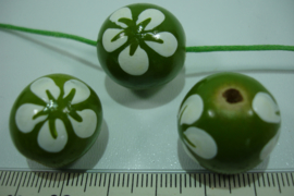+[ 8698] Houten kraal 20 mm. Groen gekleurd met witte bloem, per streng