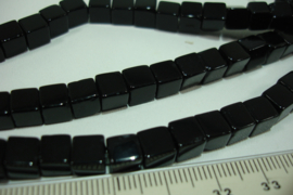 [ 8794 ] Onyx blokjes 6 x 6 mm. per streng