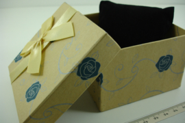 *[ 9360 ] Horloge doosje 8.5 x 8.5 cm. met Blauwe Roos, per stuk