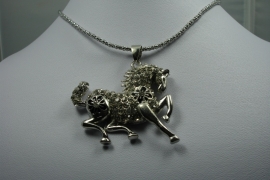 [ 5914 ] Paard 5 x 5 cm. met strass en Ketting van 75 cm.