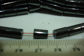 +[ 8385-A ] Magneet Hematiet kraal, tube 8 x 5 mm.  6 kanten.  Per streng