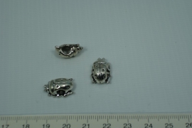 [0427 ] Lieveheers beest 15 x 11 mm.