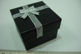 *[ 9377 ] Ringen doosje 5 x 5 cm. met Zilveren strik, per stuk
