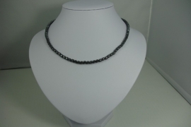 [5593 ] Ketting nr. 3, kraal breed 4.4 mm.  lengte 43.5 mm