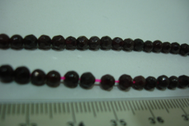 [ 8810 ] Granaat  facet geslepen, rood/bruin, 4 mm. per streng 39 cm.