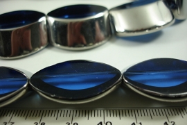 [ 6503 ] Glaskraal 30 x 27 mm. Blauw met Zilverrand, 11 stuks