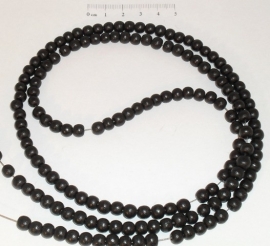 (5007) Kralenstreng gekleurd zwart hout, 6 mm.