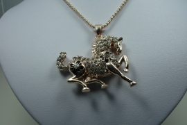 [ 5921 ] Paard 5 x 5 cm. met strass en Ketting van 75 cm.