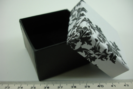 *[ 9287 ] Ringen doosje 5 x 5 cm. Zwart/Wit, per stuk