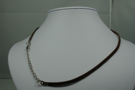 [ 5855 ] Ketting met slotje, Bruin, plat imitatie suede, per stuk