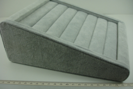 *[ 9336 ] Ringen display  staand, 6 lijnen van 19 cm. Grijs fluweel