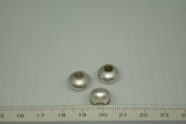 [1047 ] Metalen kraal 11 x 7 mm Zilverkleur