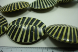 [ 10008 ] Zebra Pecten 46 x 38 x 13 mm. Green/Black, per streng