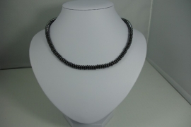 [5597 ] Ketting nr. 7,  kraal breed 6.5 mm. lengte 45.5 cm.