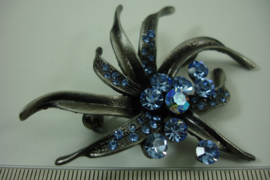 [ 6889 ] metalen Broche Bloem,  Antraciet met Blauw, per stuk