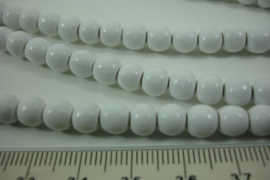 (5008) Houten kralenstreng, wit gekleurd, 6 mm.