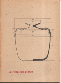 Catalogus Stedelijk Museum 256: Voor dagelijks gebruik (Wagenfeld)".