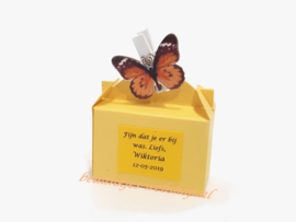 Houten vlinder op koffertje