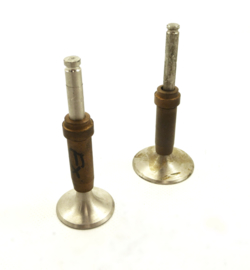 BSA Gold Star Set of 2 valves P.h. bronze & guides (65-647/65-2512/65-645/65-646)