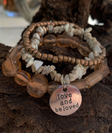 Taupe armband 3 strengen met tekstbedel : "love and beloved"