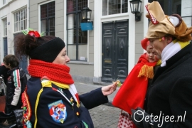 Dag 3 Oeteldonks carnaval: Oeteljee deelt weer uit