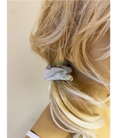 Scrunchie "licht grijs met bloemetjes motief"