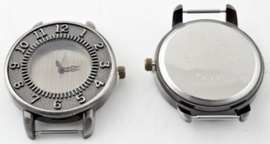Metalen tussenzetsel klokje/horloge bewerkt