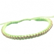Armbandje Chrysolite green satijnkoord met strass en kraaltjes