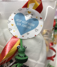 Oeteldonks baby cadeauset rompertje, mutsje en rammelaar newborn Jungske