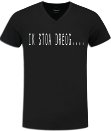 Zwart festival t-shirt V-hals met opdruk " Ik stao drêûg..."
