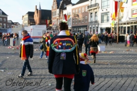 Oeteljee deelt Oeteldonk armbandjes uit tijdens intocht van Prins in Oeteldonk