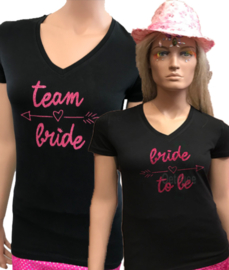 t-shirt vrijgezel "Team Bride" dames V-hals zwart met fuchsia glitter opdruk pijltje
