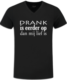 Zwart festival t-shirt V-hals met opdruk "Drank is eerder op dan mij  lief is"