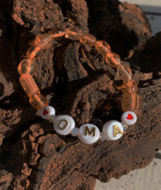 Taupe kleurige glaskralen armband met tekst : ' ♥OMA♥'