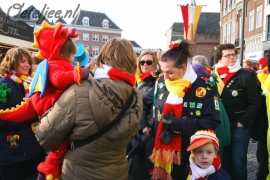 Oeteljee deelt Oeteldonk armbandjes uit tijdens intocht van Prins in Oeteldonk