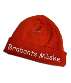 Brabants babymutsje rood met opdruk Brabants Mèske